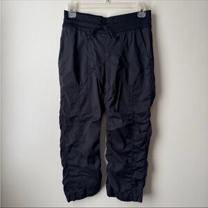North Face women’s Aphrodite 2.0 Capri Ruched Black Pants SZ Small